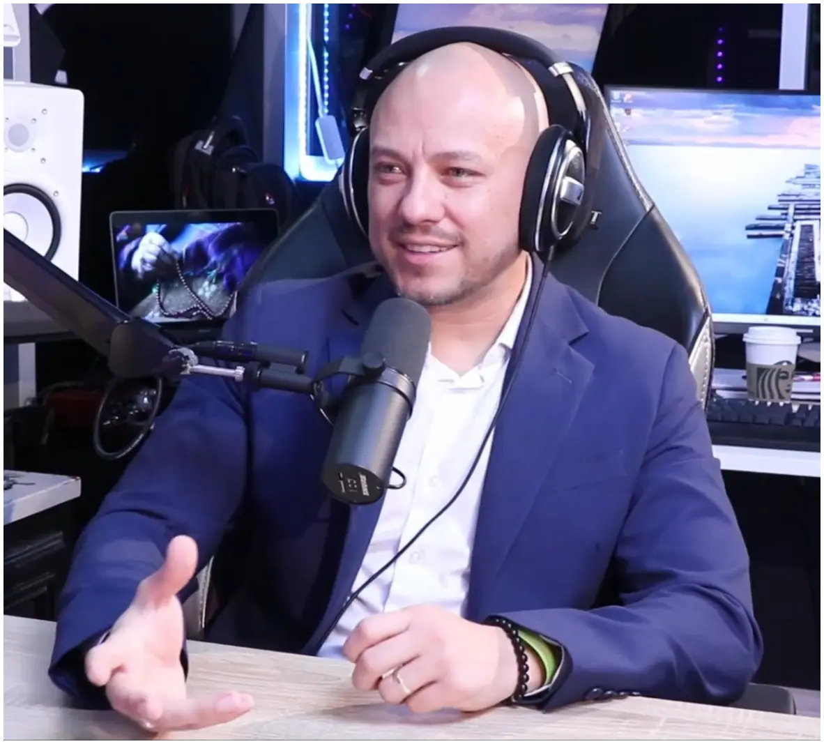 Óscar Ochoa grabando un podcast profesional